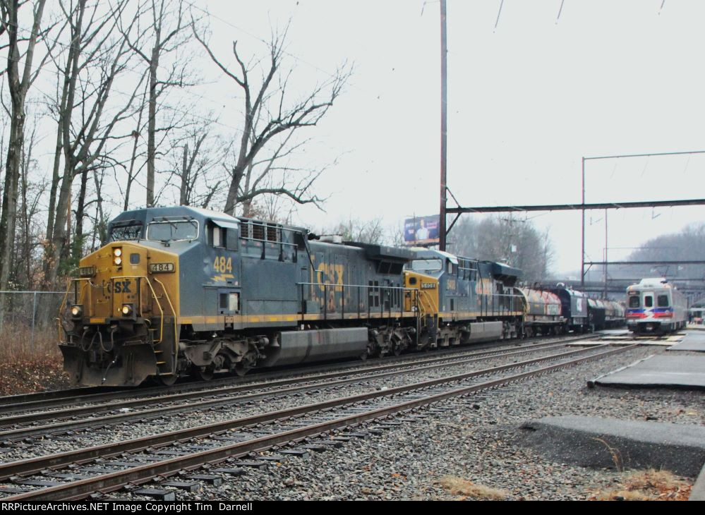 CSX 484 leading M404